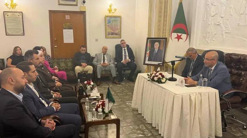 M. Chaib arrive à Bagdad pour participer aux travaux de la 52e session du Conseil des ministres des Affaires étrangères de l’Organisation de la coopération islamique et rencontre les membres de la communauté nationale établie en Irak
